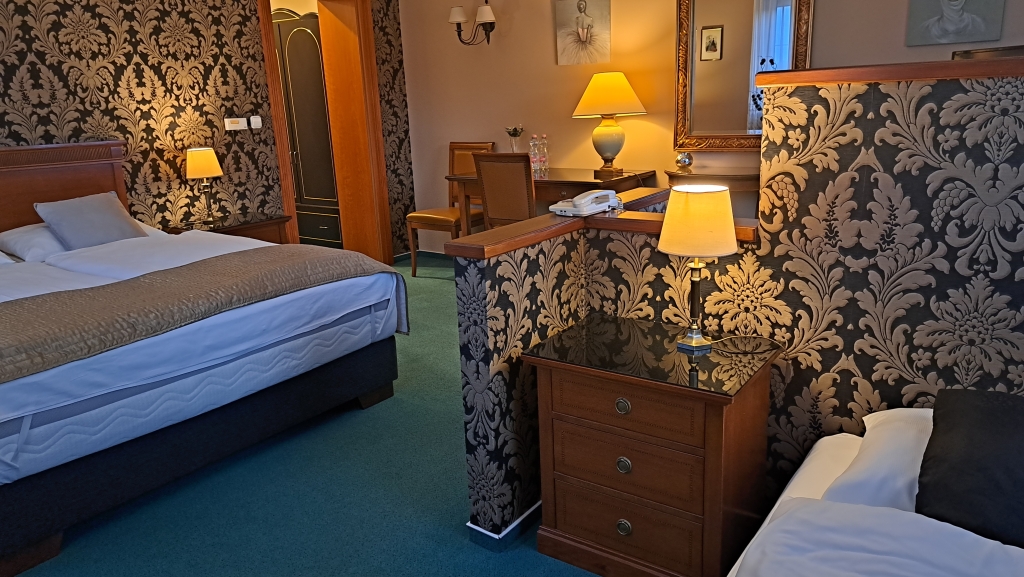 STANDAD HÁROMÁGYAS SZOBA